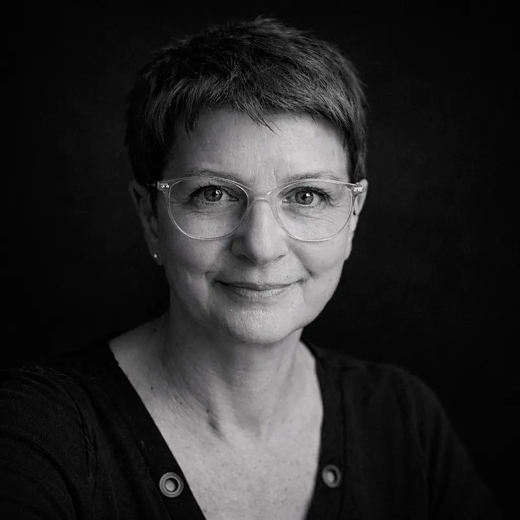 Portrait de l'artiste peintre Sylvie Ballard dans son atelier à Villers-Cotterêts.